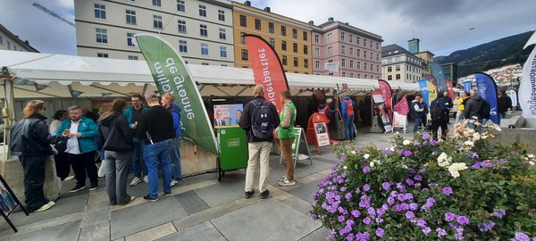 노르웨이 제2도시 베르겐 선거홍보부스 - 정당을 상징하는 다양한 색상의 부스에 시민들이 몰려있다. [이철규 북유럽특파원]