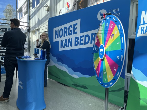 노르웨이 오슬로 인근 고등학생들이 지지 정당을 선정해 토론을 하고있다. [이철규 북유럽특파원]