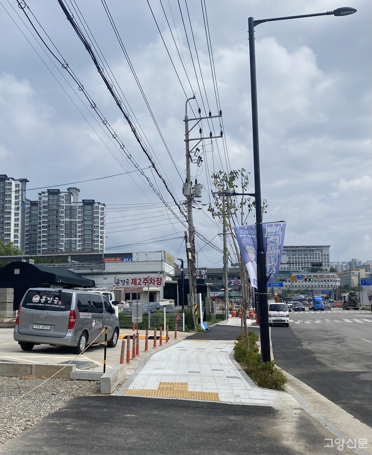 식사동 인근 도로의 모습. 자전거도로와 인도의 구분이 없으며, 상가 차량 진출입 시 충돌 위험이 크다. [사진=김현정 인턴기자]