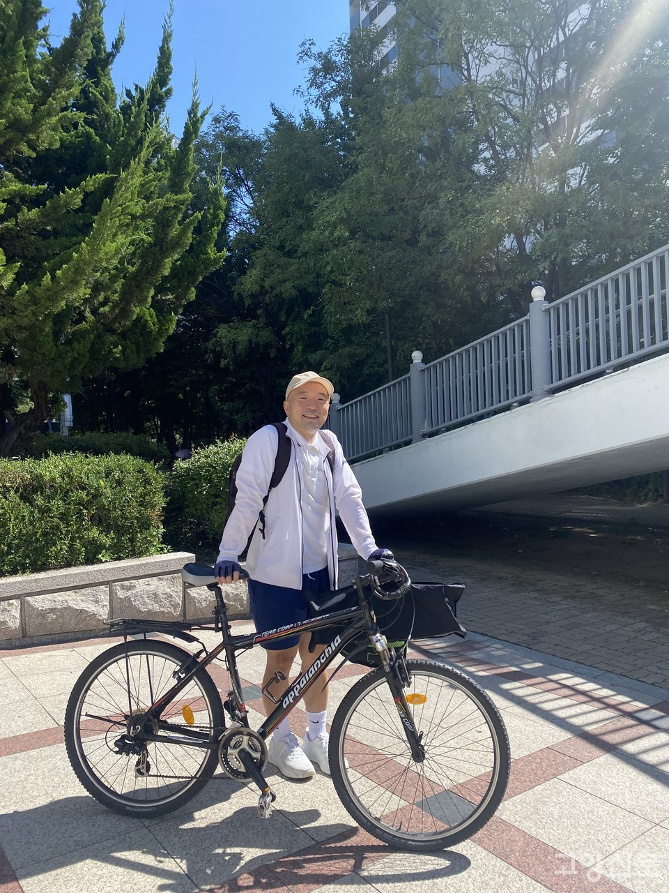 마을활동가 나경호씨는 하루평균 20㎞이상씩 자전거로 고양시내를 누빈다. 중고로 10만5000원에 구매했다는 그의 자전거는 이제 없어서는 안 될 필수품이 됐다. 자전거를 통해 교통비 절약은 물론 올 한해에만 392.5kgCO2eq의 온실가스 감축(경기도 기후행동 기회소득앱 측정)을 실천했다. [사진=김현정 인턴기자]