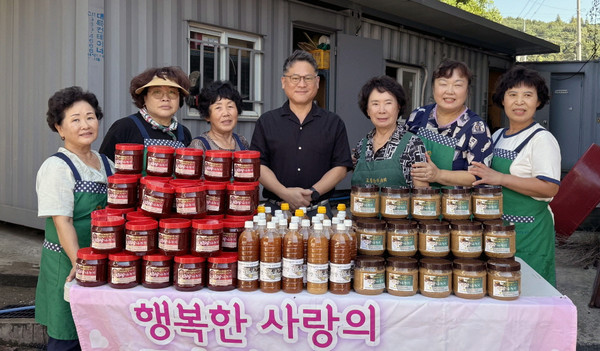  고봉동 새마을부녀회가 홀몸 어르신들을 위해 전통 장을 직접 담가 전달하는 나눔 활동을 했다.