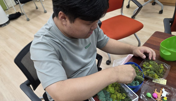 고양마스터가드너가 고양시덕양행신장애인주간보호센터에서 원예활동 프로그램을 진행하고 있다.