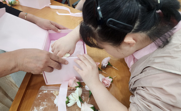  참여자들이 시간 가는 줄 모르고 체험 활동을 하고 있다..