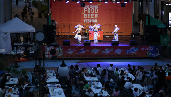 공연을 즐기는 시민들. 쉴새 없는 즐거운 공연에 시민들 모두가 어깨를 들썩 거렸다.