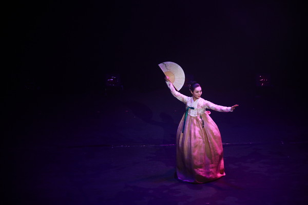 김혜란빛고운춤무용단 대표가 전통춤을 선보이고 있다.