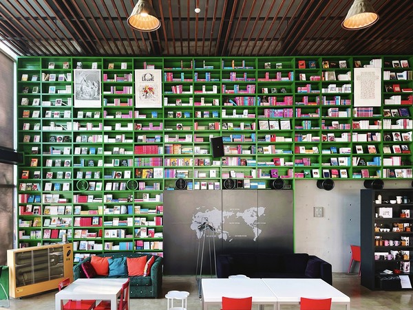 공업학교를 나와 전기 일을 하다 할아버지 때부터의 가업을 이어가는 어부 김기택 씨는 헤이리 북하우스에 드나든 지 20여 년이 되었다.2. 지금까지 읽은 책이 2,500권쯤 된다는 독서인 김기택 씨는 『해방전후사의 인식』 전 6권을 다 읽었다. 이 책은 그의 역사인식·인문정신의 일면을 키워주었다.3. 2015년부터 읽기 시작한 ‘한길그레이트북스’를 김기택 씨는 형광펜으로 밑줄 쳐가면서 읽었다. 이 시리즈를 읽는 데 3년 6개월이 걸렸다.