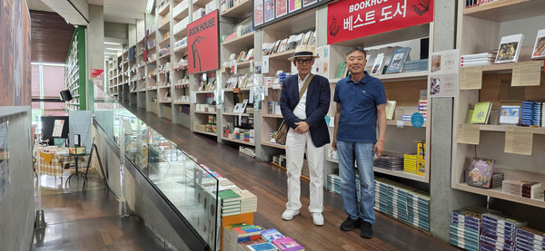 2015년부터 읽기 시작한 ‘한길그레이트북스’를 김기택씨는 형광펜으로 밑줄 쳐가면서 읽었다. 이 시리즈를 읽는 데 3년 6개월이 걸렸다.