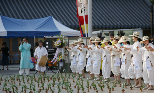 고양송포가와지볍씨 문화제가 고양문화원 야외공연장에서 열리고 있다.