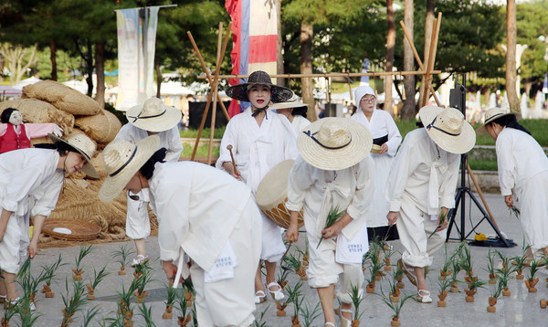 조경희 보존회장이 회원들과 함께 우리의 전통가락을 멋지게 부르고 있다.