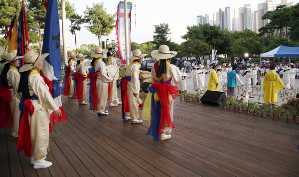  고양문화원 야외공연장 무대와 마당은 우리의 전통소리롤 가득 울렸다.