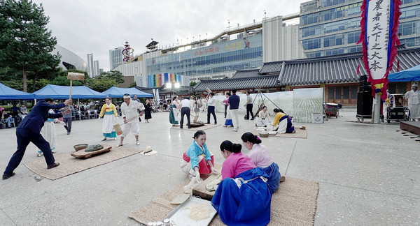 이동환 고양시장과, 김용규 고양문화원장, 안명회 고양들소리보존회장, 이봉운 고양문화원 부원장이 덕메치기를 하고 있다.(떡메치는 사진 오른쪽부터)