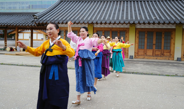 보존회원들이 신명나는 춤으로 무대에 오르고 있다.