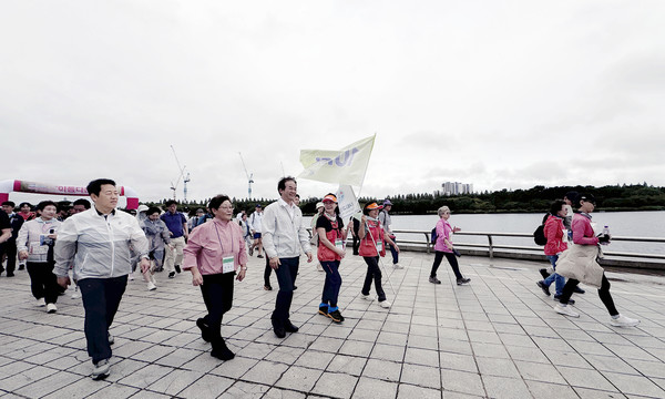  한광순 고양특례시걷기연맹 회장과 이동환 고양시장, 오영석 농협 고양시지부장이 함께 출발하고 있다.