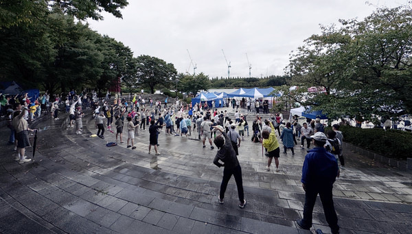 약간의 비가 왔지만 걷기에는 참 좋은 날씨였다. 참가자들의 출발 전 체조.