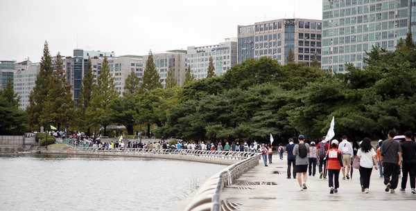 호수공원을 출발해 걷기 시작하는 참가자들.
