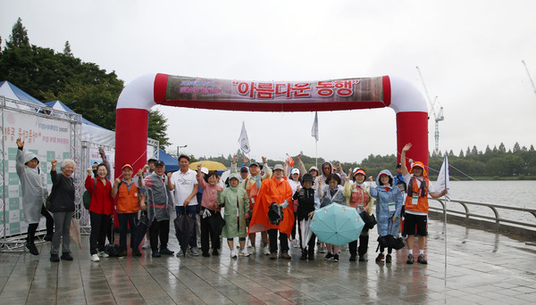 오전 7시 출발한 30㎞ 코스팀이 파이팅을 하며 출발하고 있다.