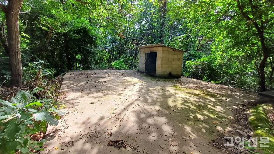 신도제읽교회 뒷동산에 남아있는 간이상수도 물탱크. 넓은 시멘트 바닥 아래 공간에 물을 저장했다가 집집마다 수돗물을 공급했다. 