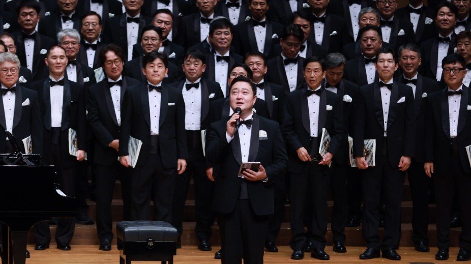 객석을 가득 메은 청중들에게 감사 인사를 전하는 이승훈 단장. [사진제공=고양시남성합창단]