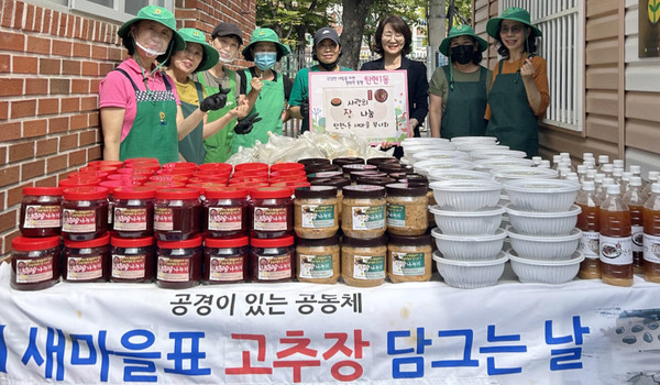 탄현1동 새마을부녀회가 정성이 담긴 장류와 반찬을 이웃들에게 전달했다. 