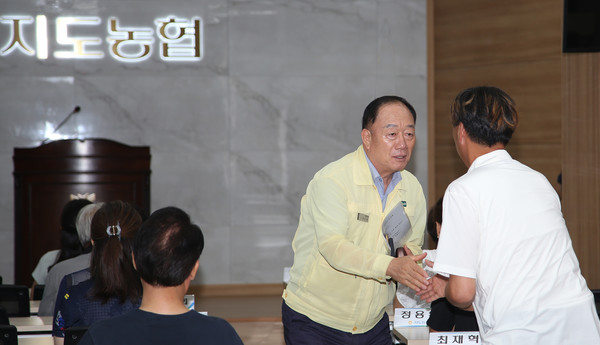 장순복 조합장이 조합원과 반갑게 인사하고 있다.