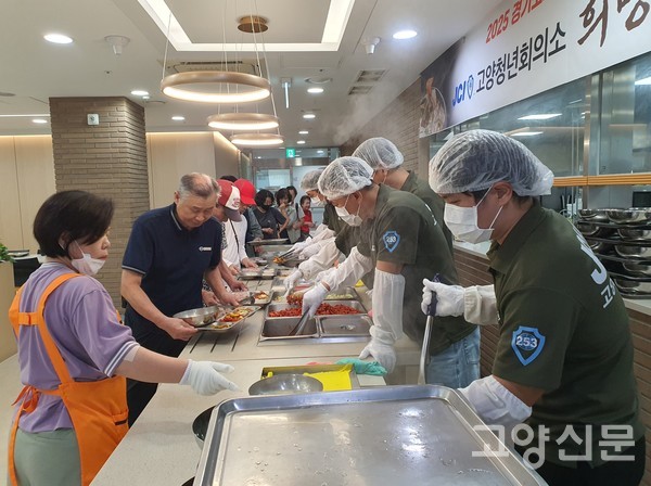 황종운 고양청년회의소 회장과 회원들이 직접 담근 일산열무 얼갈이김치와 사골과 사태로 진한 맛을 낸 설렁탕 400여 인분으로 따끈한 나눔 국밥 봉사를 했다.