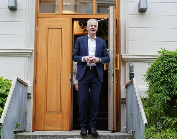 총선 승리후 총리관저에서 나오는 스퇴레 노르웨이 총리, NRK 자료화면 캡처. [이철규 북유럽특파원]