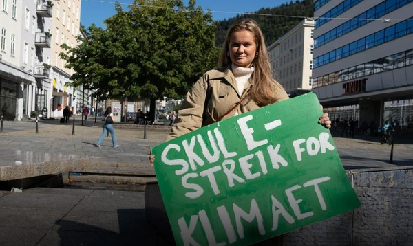 2025년 노르웨이 총선에서 당선된 19세 프뢰야 국회의원이 환경관련 시위를 벌이고 있다. NRK 자료화면 캡처. [이철규 북유럽특파원]