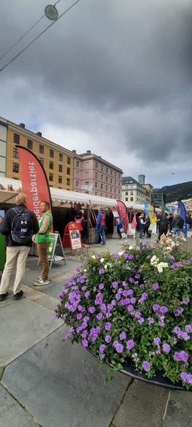 총선 홍보풍경 - 다양한 색상의 정당을 상징하는 정치 홍보 부스에 베르겐 시민들이 몰려있다. [이철규 북유럽특파원]