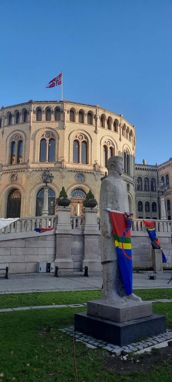 노르웨이 국회 의사당 앞 풍경. 소수민족 사미족의 깃발이 동상을 감싸고 있다.