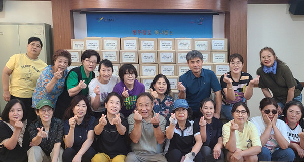 행주동이 고령 어르신 350명에게 ‘효(孝)사랑 행복꾸러미 전달’을 했다. 