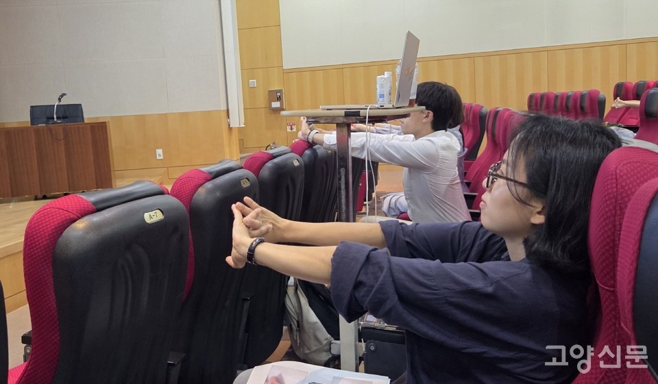 스트레칭을 따라 하고 있는 참가자들. 