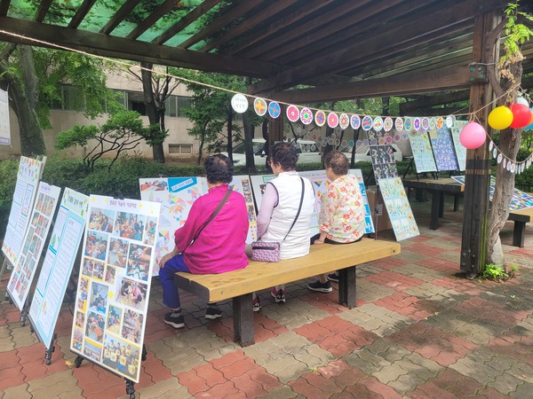 주민들이 전시된 작품을 둘러보고 있다.
