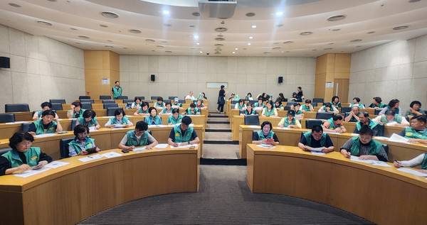  공동체 교육을 받고있는 새마을지도자들.