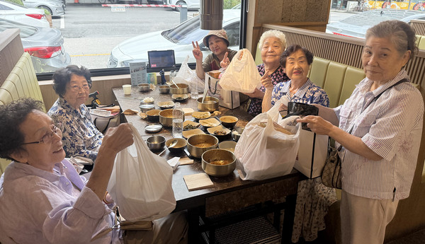 덕양행신종합사회복지관이 지역 어르신들 생신잔치를 열었다.