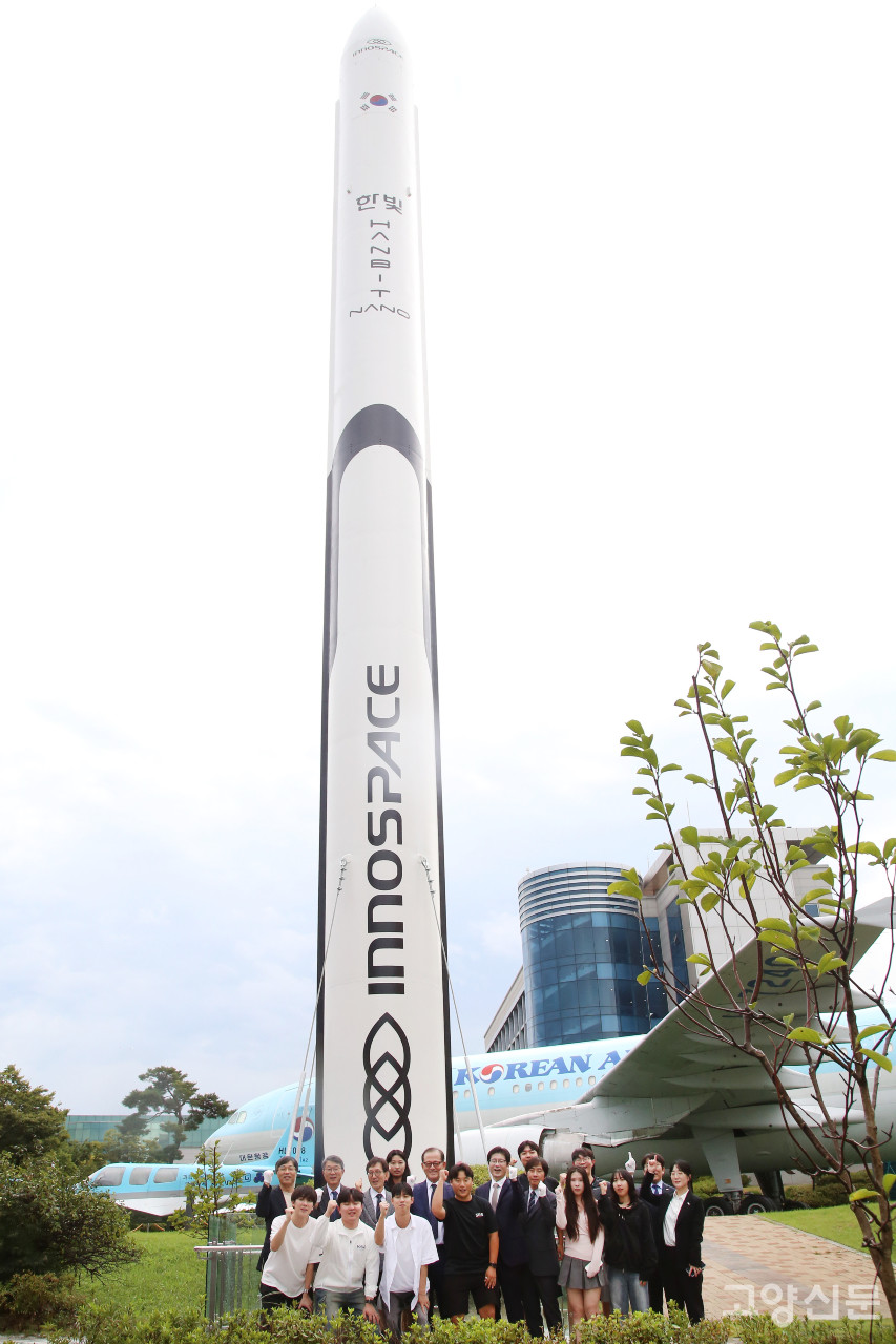 한국항공대에서 열린 ‘한빛-나노 실물 모형 제막식’ 참석자들이 한빛-나노 모형 앞에서 기념촬영을 했다. 사진제공 = 한국항공대학교]