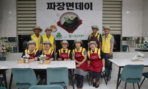 사랑의징검다리봉사단이 (주)태건비에프 직원들을 위한 짜장면 나눔을 했다.
