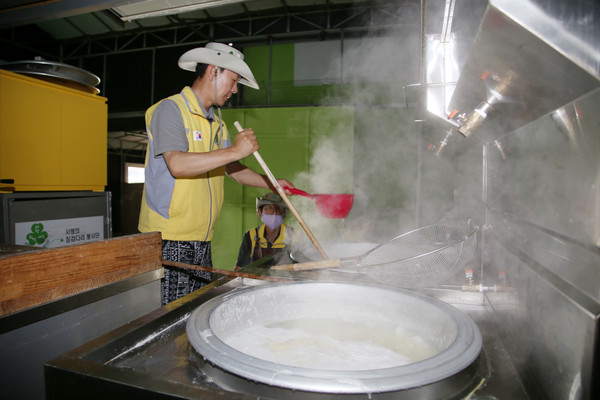 현장에서 바로 면을 삶는 이정표 봉사자.