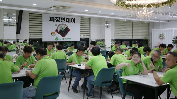 태건비에프 직원들이 짜장면을 먹기도하고 기다리기도 했다. 바로 나오는 짜장면이라 맛은 최고였다. 