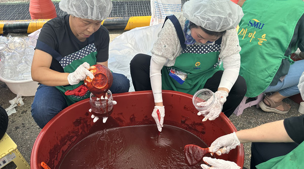  고양시새마을부녀회원들이 고추장을 담고 있다.