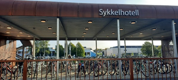 노르웨이 오슬로 인근 오스(Ås) 자자체 오스역 근처의 자전거호텔. 실내와 실외로 구성된 친환경 자전거 호텔을 운영하고 있다. [이철규 북유럽특파원]