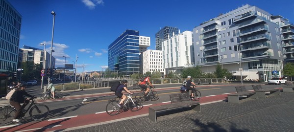 오슬로 중앙역(OSLO S) 인근의 출퇴근길 풍경. 자전거 전용도로를 이용해 자전거호텔로 이동한다.