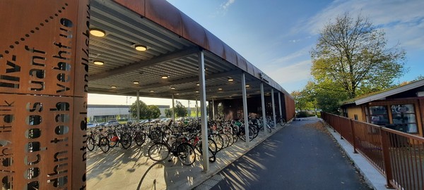 오스역 자전거호텔 외부와 내부 출입구 전경. 외부 자전거 좌우 측 내부공간에 유료로 이용가능한 내부 자전거 보관 호텔이 있다. [이철규 북유럽특파원]