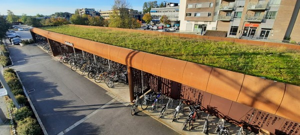 오스 자전거호텔 전경 :  자전거 내부 보관 공간 윗면에 풀이 자라고 있다.  [이철규 북유럽특파원]