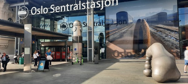 오슬로 중앙역사 풍경. 광장 지하에 자전거호텔이 있다. [이철규 북유럽특파원]