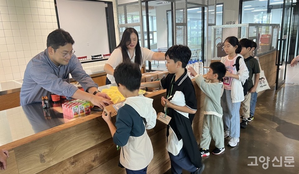 신도제일교회에서 맛있는 간식 선물을 준비해 탐방대원들을 맞이했다. 