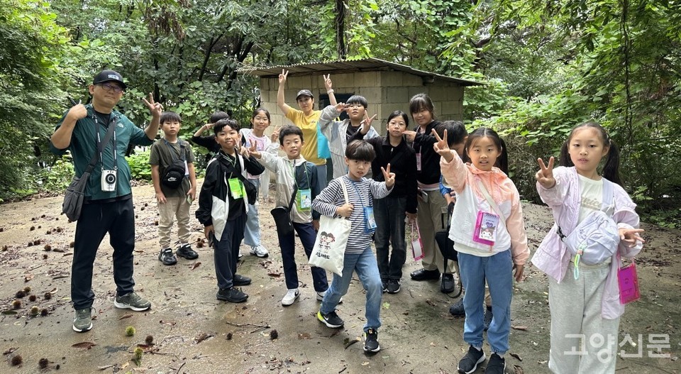 신도제일교회 뒷동산에 숨어있는 옛 마을상수도 물탱크를 찾은 탐방대원들. (맨왼쪽이 탐방을 인솔한 유경종 고양신문 기자)