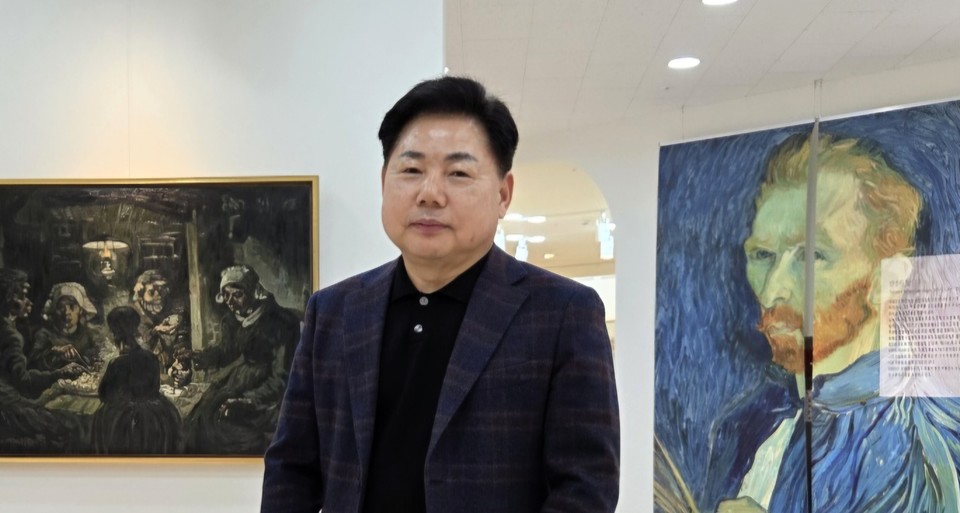 권순상 백상 대표 갤러리를 찾아주는 관람객들을 향해 진심 어린 고마움을 전한다.