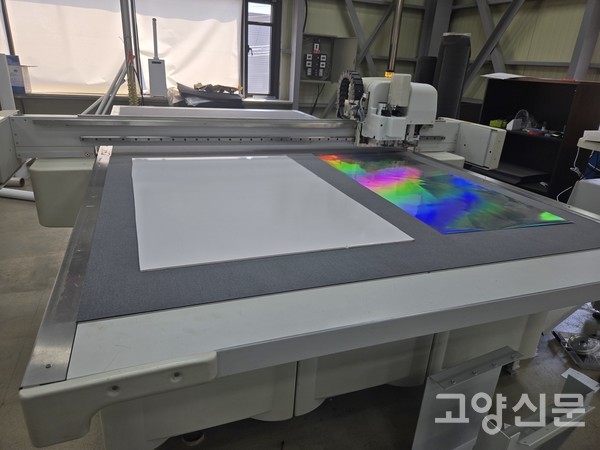 특수 장비와 미술 전문가들의 섬세한 손길이 더해져 한 작품 한 작품이 탄생한다. 권 대표는 한 작품을 만드는 데 약 6개월이 걸린다고 소개했다.