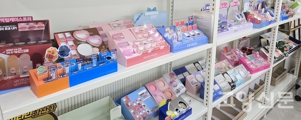 갤러리백상 모기업인 백상은 팝업스토어 공간 연출과 지류 제품 수출을 하는 기업이다. 최근 20~30%에 달하는 놀라운 성장세를 기록하며 미국, 일본, 유럽 등 해외 시장에도 활발히 진출하고 있다.