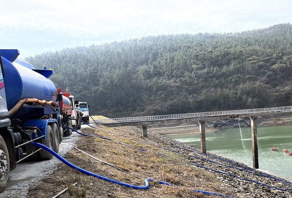 완도의 한 섬에서 물차를 동원해 저수지에 물을 채우고 있다.